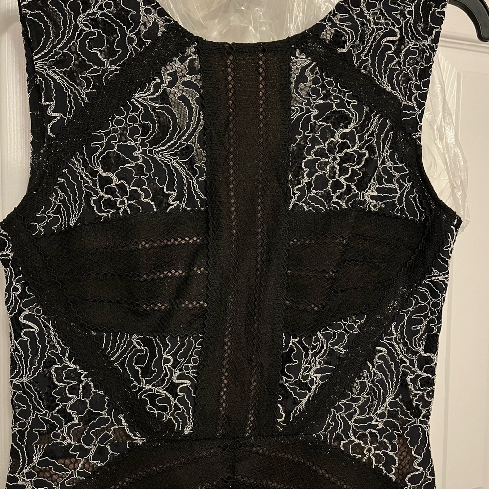 Lace illusion sleeveless cocktail dress - Picture 7 of 8